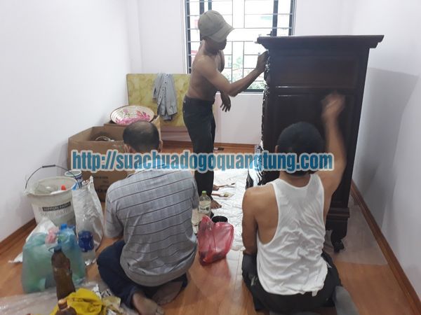 Thợ mộc đánh vecni tủ gỗ tại Hà Nội