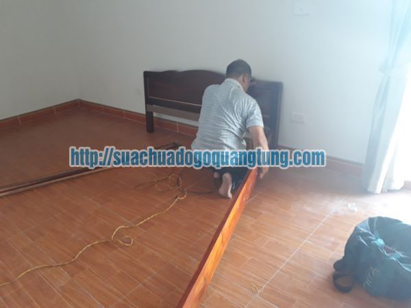 thợ mộc sửa chữa giường gỗ